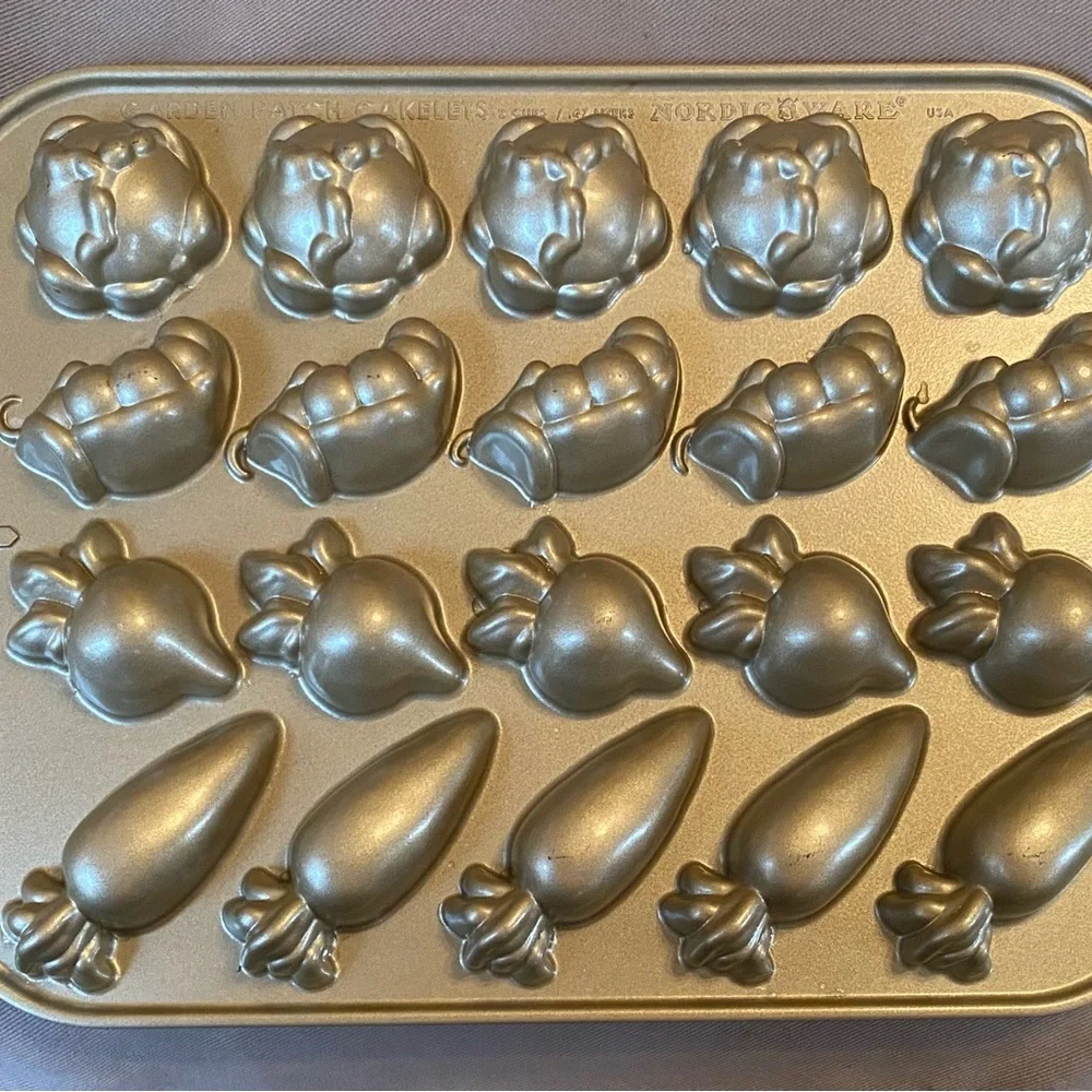 Williams Sonoma Garden Patch Cakelet Pan